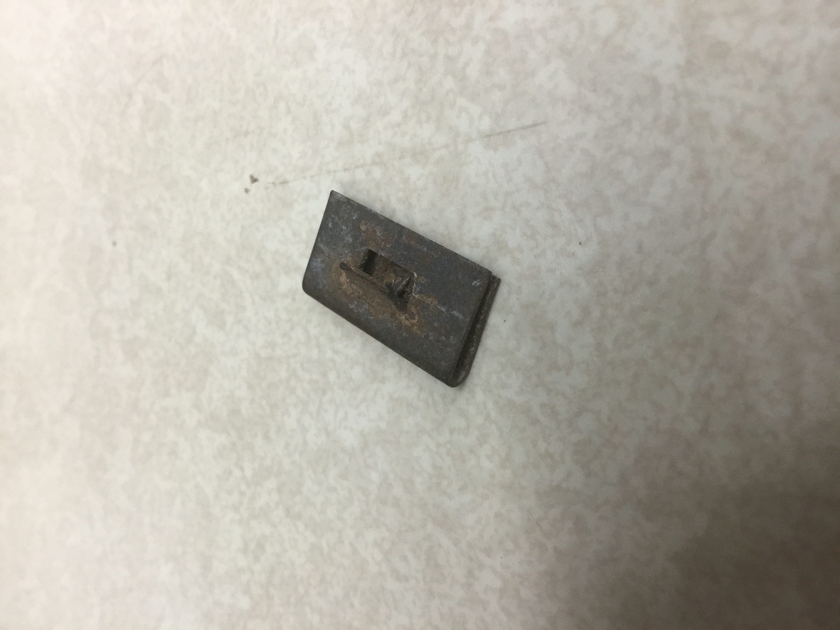 Hub cap mounting clip