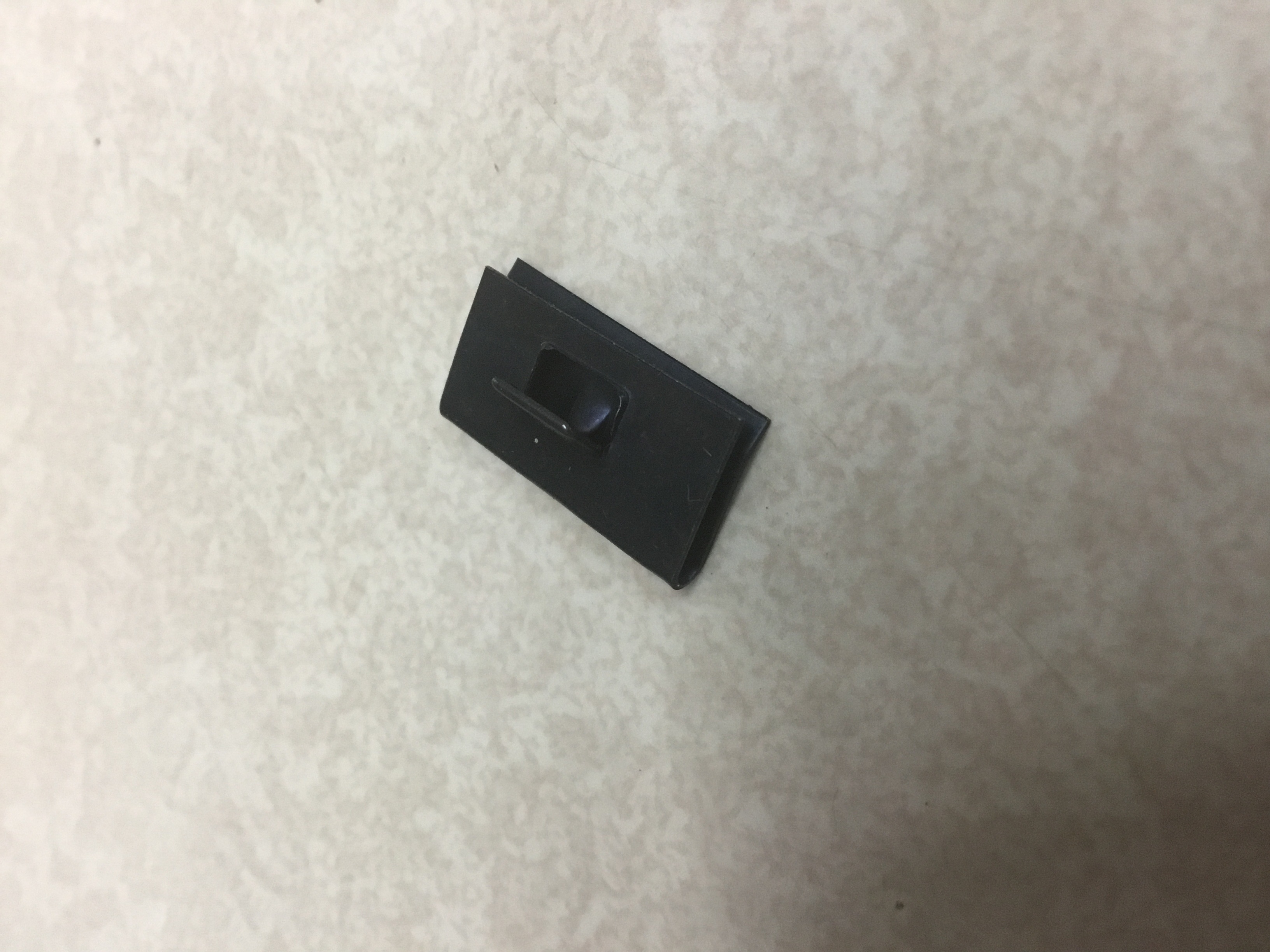 Hub cap mounting clip