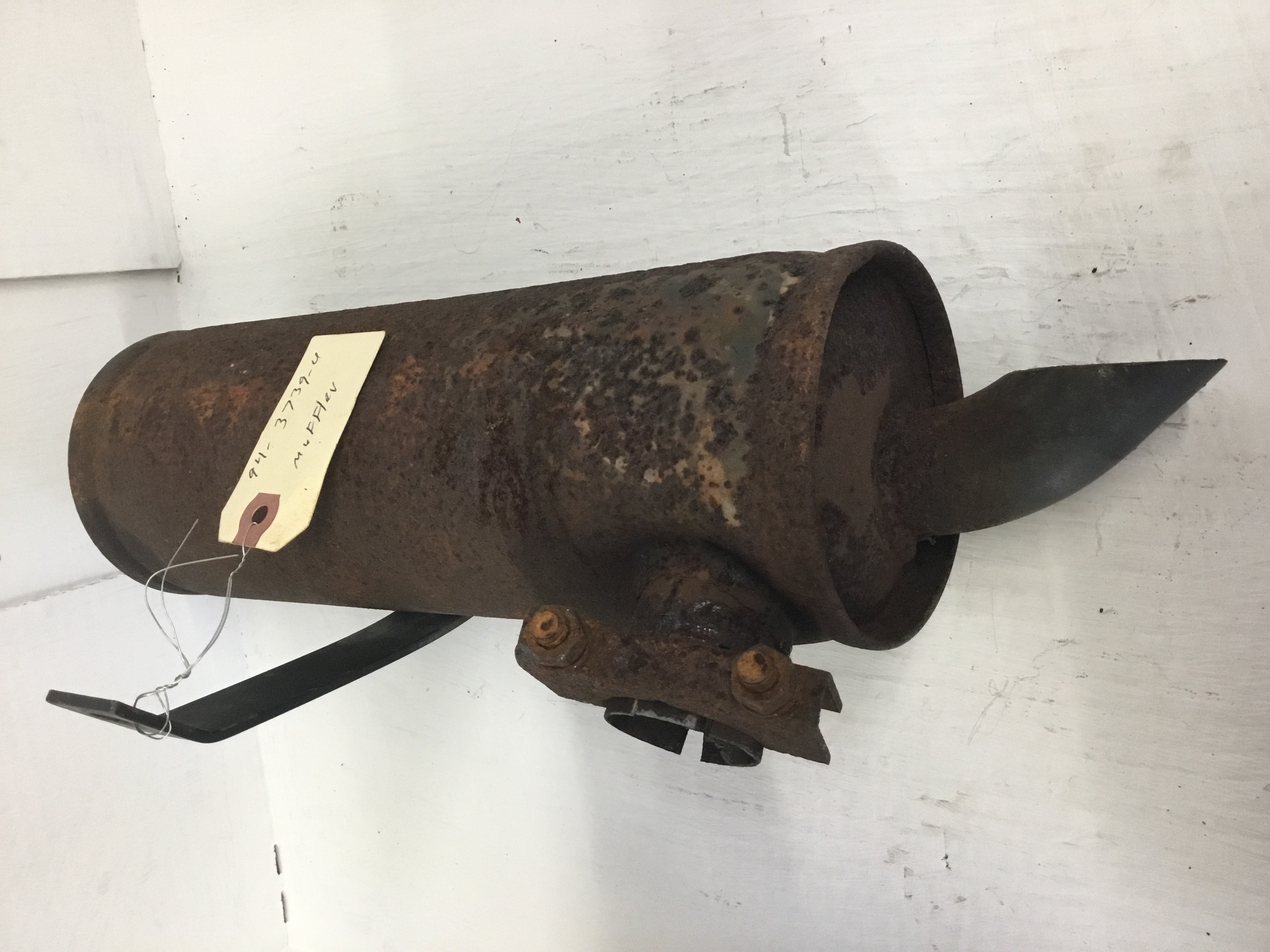 Muffler for magnum engines with brackets for heat shield 112213